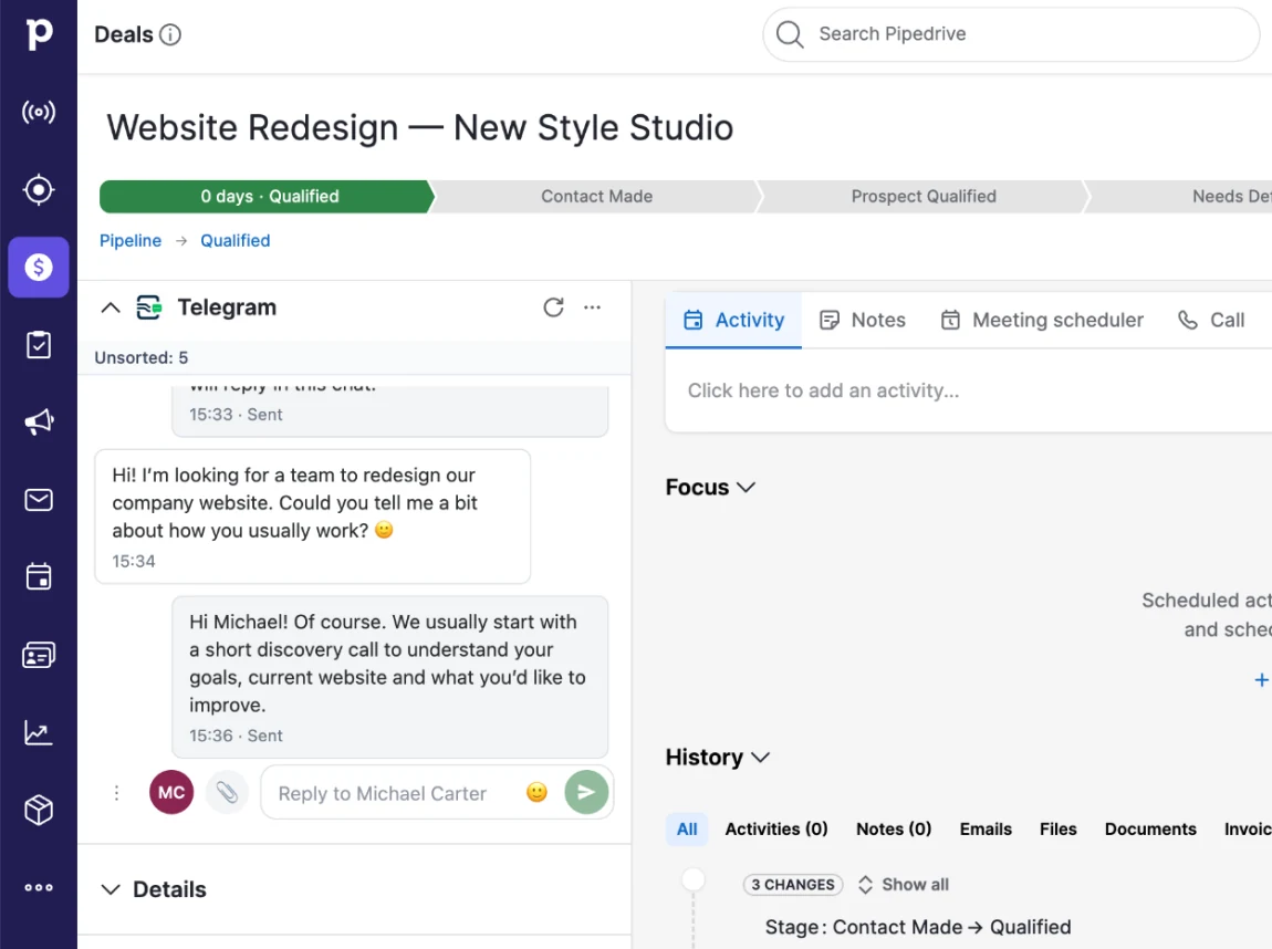 Картка угоди в Pipedrive із панеллю PipePort Chat: Telegram-переписка з клієнтом і поле відповіді.